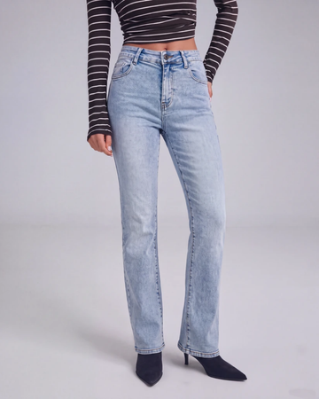 Women's Light Wash Straight Fit Jeans
